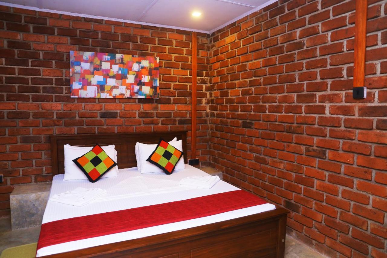 Click Hiriketiya Hotel Диквела Екстериор снимка