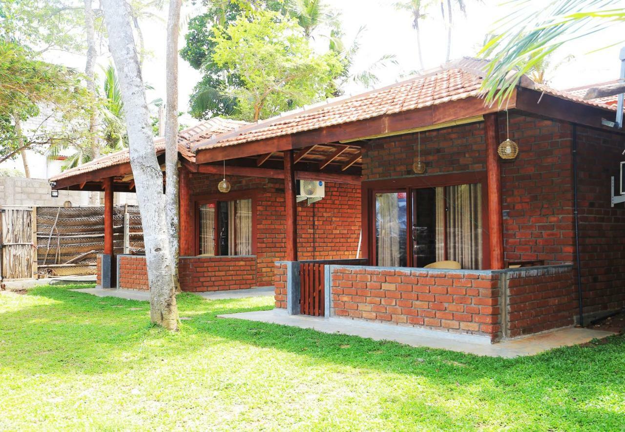 Click Hiriketiya Hotel Диквела Екстериор снимка